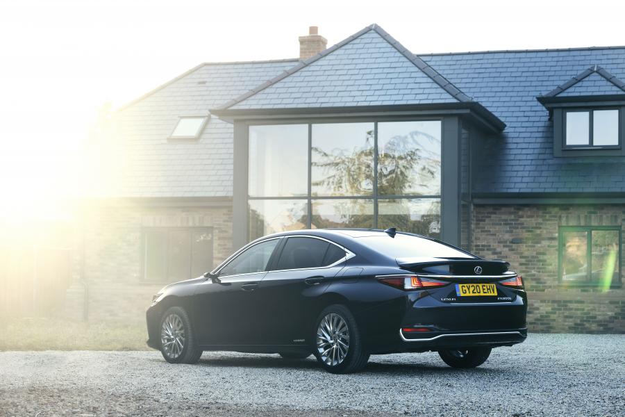  Lexus ES300h with Digital Door Monitors 2020 года  (UK) (фото 12 из 40)